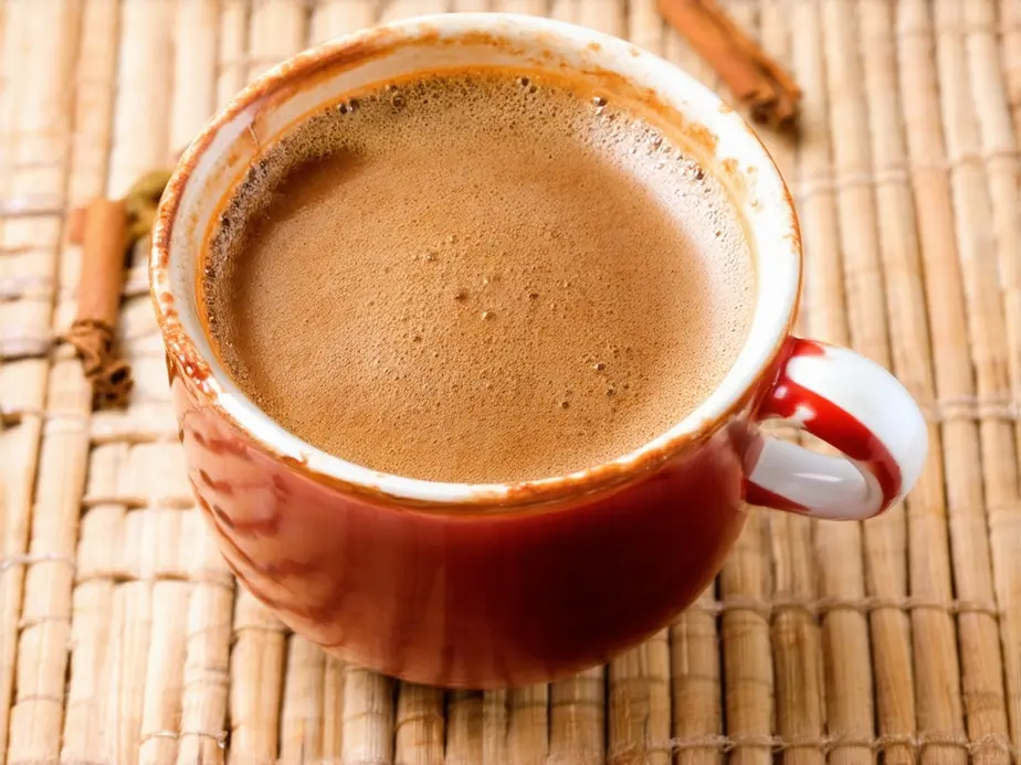 Preparando seu chá matinal para iniciar o dia com energia.