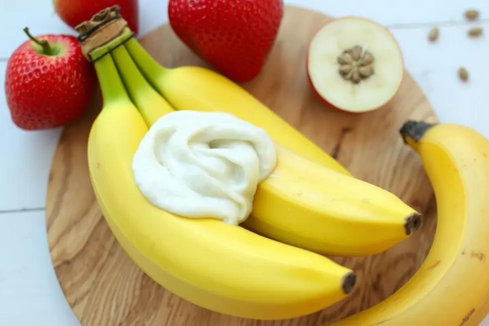 Diversas variedades de banana em um mercado.
