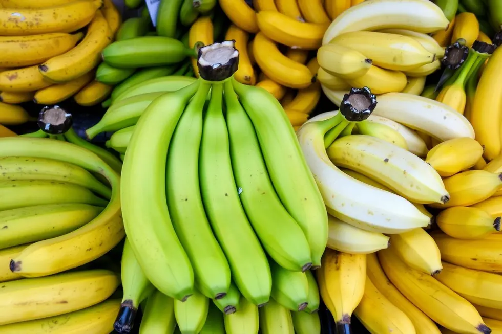Diversas variedades de banana em um mercado.